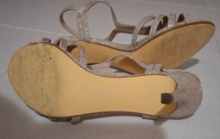 Sandalias doradas fiesta purpurina tacón