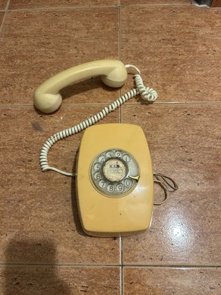 Teléfono antiguo de disco beige