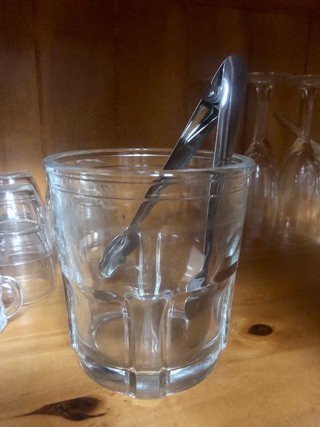 Vaso de hielo con pinzas