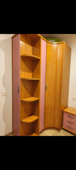 Armario esquinero a medida madera y rosa