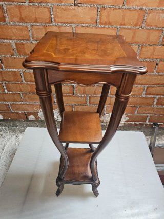 Mesita rinconera alta de madera