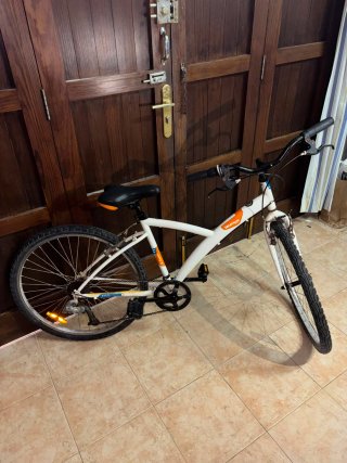 Bicicleta de carretera blanca y negra.