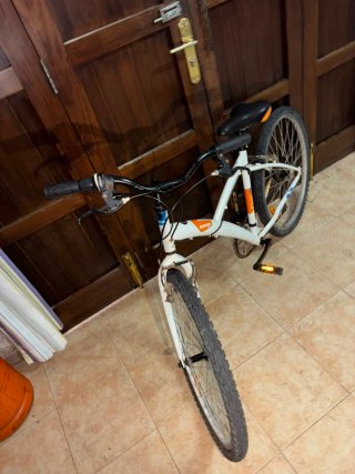 Bicicleta de carretera blanca y negra.