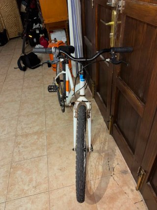 Bicicleta de carretera blanca y negra.