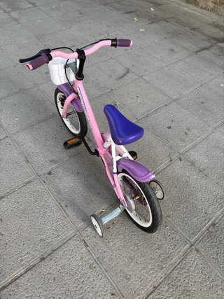 Bicicleta infantil rosa con ruedines