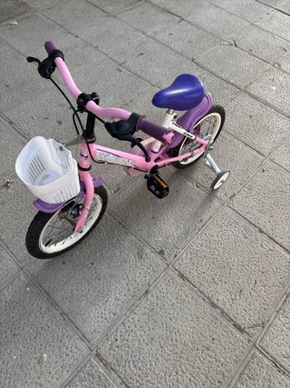 Bicicleta infantil rosa con ruedines