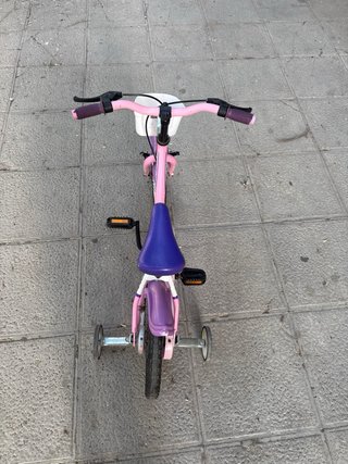 Bicicleta infantil rosa con ruedines