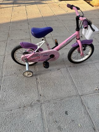 Bicicleta infantil rosa con ruedines