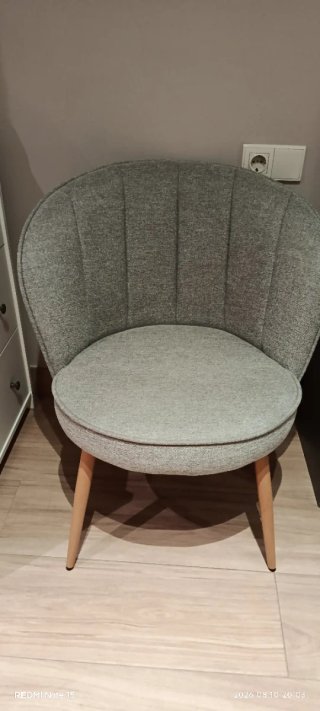 Sillón gris de tela y madera