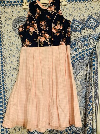 Vestido Oktoberfest floral azul y rosa