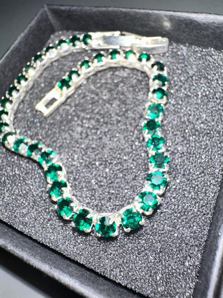 Pulsera plateada con piedras verdes
