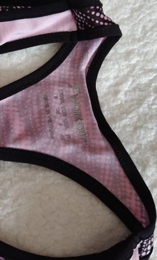 Top deportivo rosa y negro
