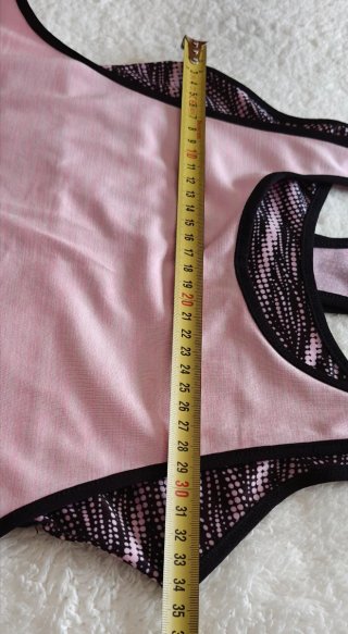 Top deportivo rosa y negro