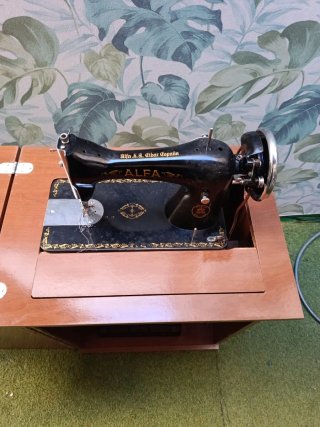 Máquina de coser Alfa antigua