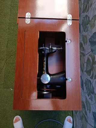 Máquina de coser Alfa antigua