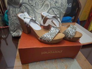 Sandalias de tacón con plataforma y brillos