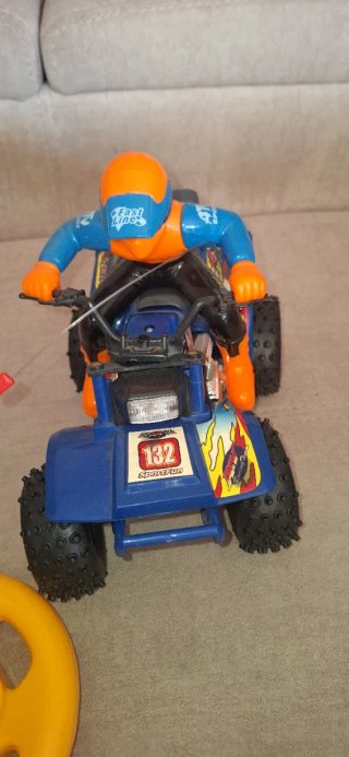 Lote 2 motos ATV y volante musical