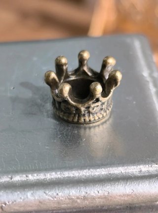 Mini corona decorativa para casa de muñecas