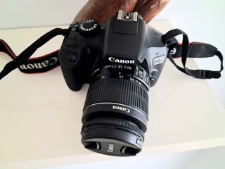 Cámara Canon EOS 1300D con objetivo kit