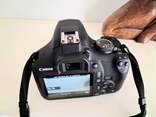 Cámara Canon EOS 1300D con objetivo kit