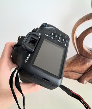 Cámara Canon EOS 1300D con objetivo kit