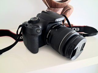 Cámara Canon EOS 1300D con objetivo kit