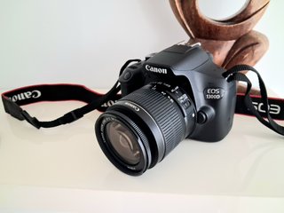 Cámara Canon EOS 1300D con objetivo kit
