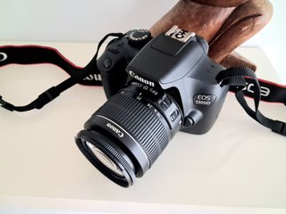 Cámara Canon EOS 1300D con objetivo kit