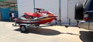 Moto de agua Honda FX roja y blanca