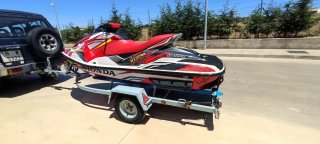 Moto de agua Honda FX roja y blanca