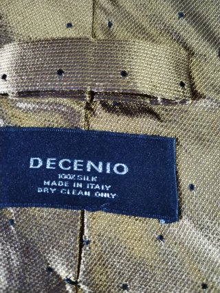 Gravata Decénio Dourada com Pontos Azuis