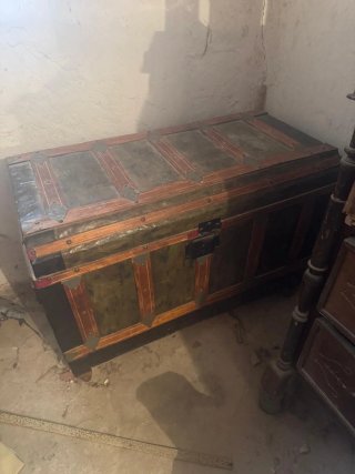 Arca antigua de madera y metal