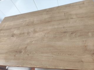 Mesa de cocina con 4 sillas.