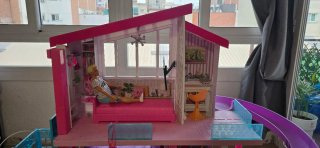 Casita de muñecas Barbie con accesorios