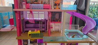 Casita de muñecas Barbie con accesorios