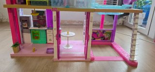 Casita de muñecas Barbie con accesorios