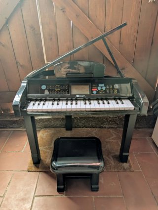 Piano per bambini con sgabello