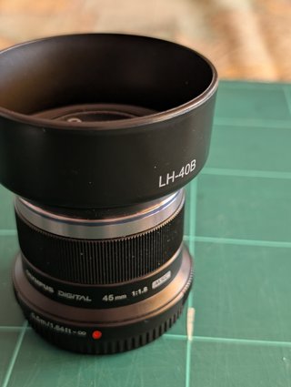 Olympus M.Zuiko 45mm f1.8 + Parasol LH-40B