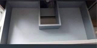 Mueble de baño gris con lavabo blanco