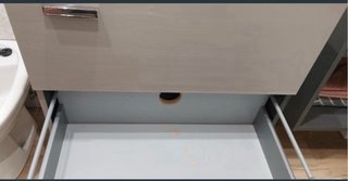 Mueble de baño gris con lavabo blanco