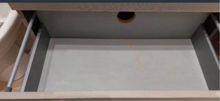 Mueble de baño gris con lavabo blanco