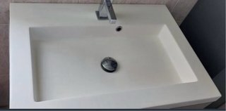 Mueble de baño gris con lavabo blanco