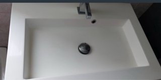 Mueble de baño gris con lavabo blanco