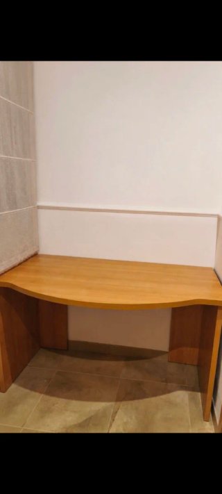 Escritorio de madera curvo