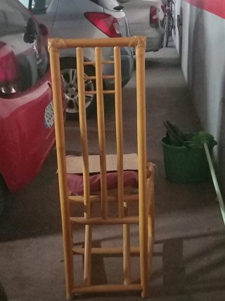 Sillas de bambú con asiento rojo