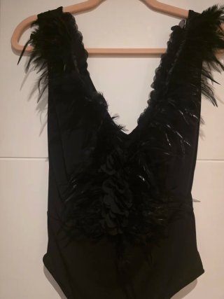 Bodi negro escote V con plumas
