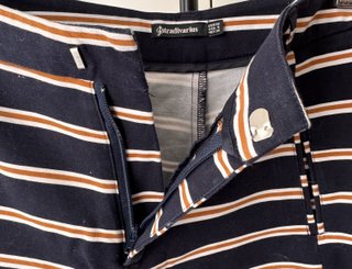 Pantalón corto de rayas marino y naranja