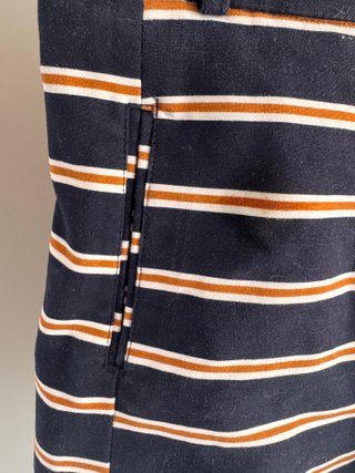 Pantalón corto de rayas marino y naranja