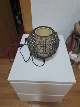 Lámpara de mesa ratán y metal