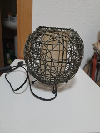 Lámpara de mesa ratán y metal